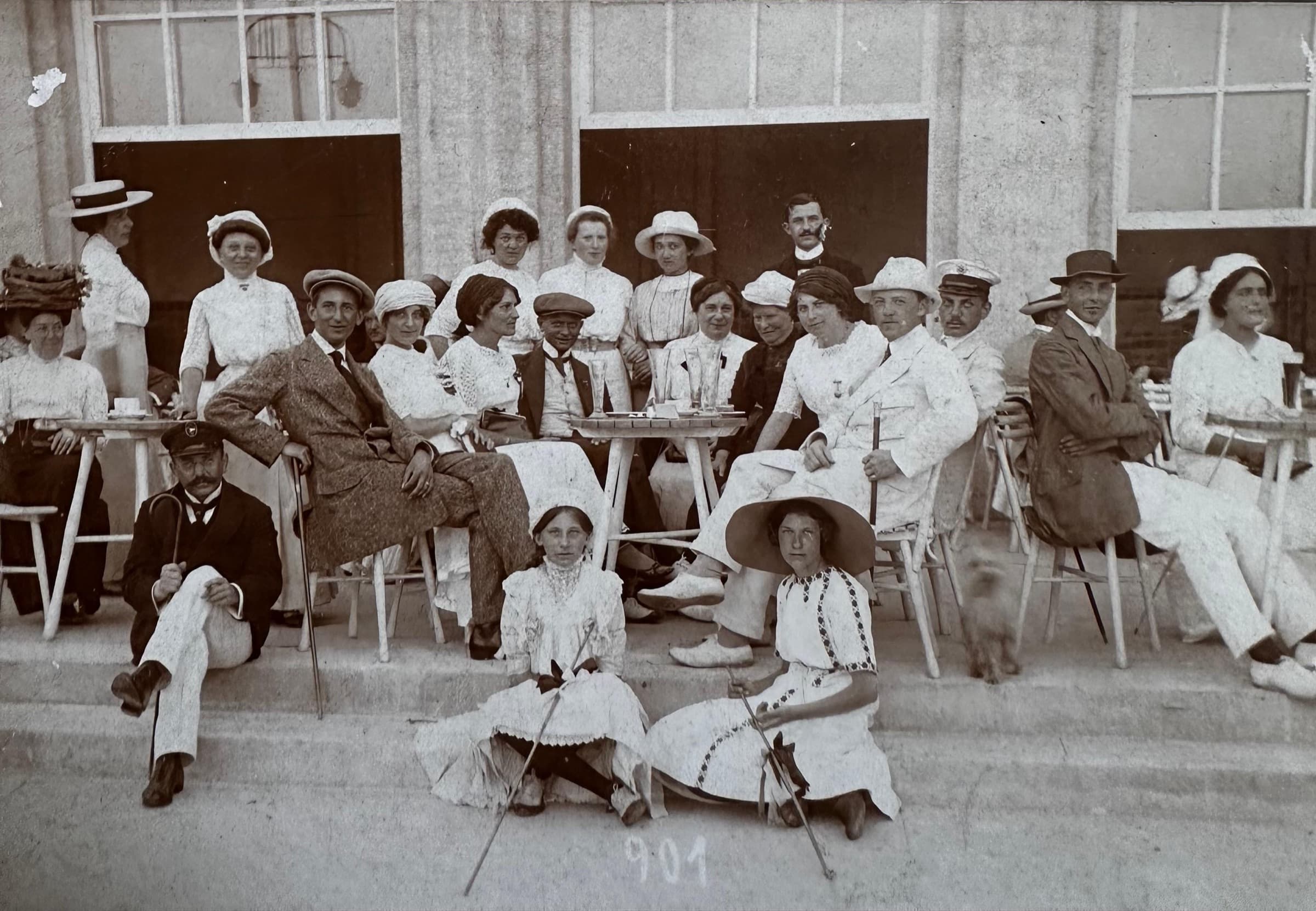 Historisches Gesellschaftsfoto: elegant gekleidete Menschen an Tischen vor dem Gebäude der Rosenhöfe um 1901